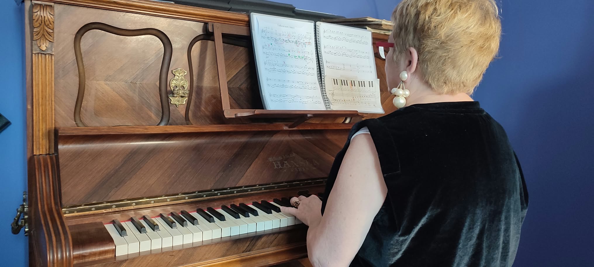 Une élève joue du piano lors d'un cours